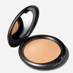 MAC blot powder/pressed powder in Medium. New and in box. Buy for your work desk